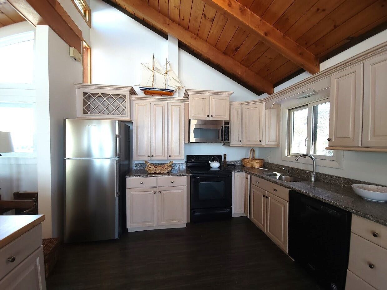 Fridge, oven, stovetop, coffee/tea maker