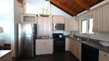 Fridge, oven, stovetop, coffee/tea maker