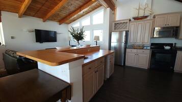 Fridge, oven, stovetop, coffee/tea maker