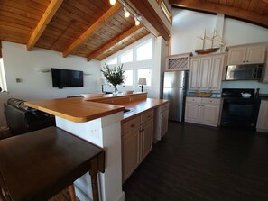 Fridge, oven, stovetop, coffee/tea maker