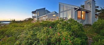 Unique Oceanfront 5-bedroom 4,5 bathroom Maine dream location