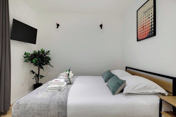 Apartment | 1 bedroom, laptop workspace, iron/ironing board, bed sheets