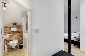Apartment | Bathroom | Hair dryer, towels, shampoo