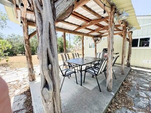 Outdoor dining - Charming 3-Bedroom Getaway | Sleeps 6 | Cozy (San Antonio)