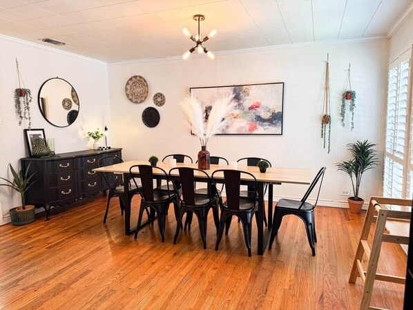 Dining - Charming 3-Bedroom Getaway | Sleeps 6 | Cozy (San Antonio)