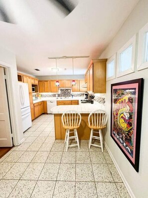 Private kitchen - Charming 3-Bedroom Getaway | Sleeps 6 | Cozy (San Antonio)
