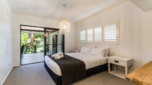 4 bedrooms, iron/ironing board, Internet, bed sheets
