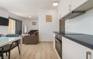 Fridge, oven, stovetop, coffee/tea maker