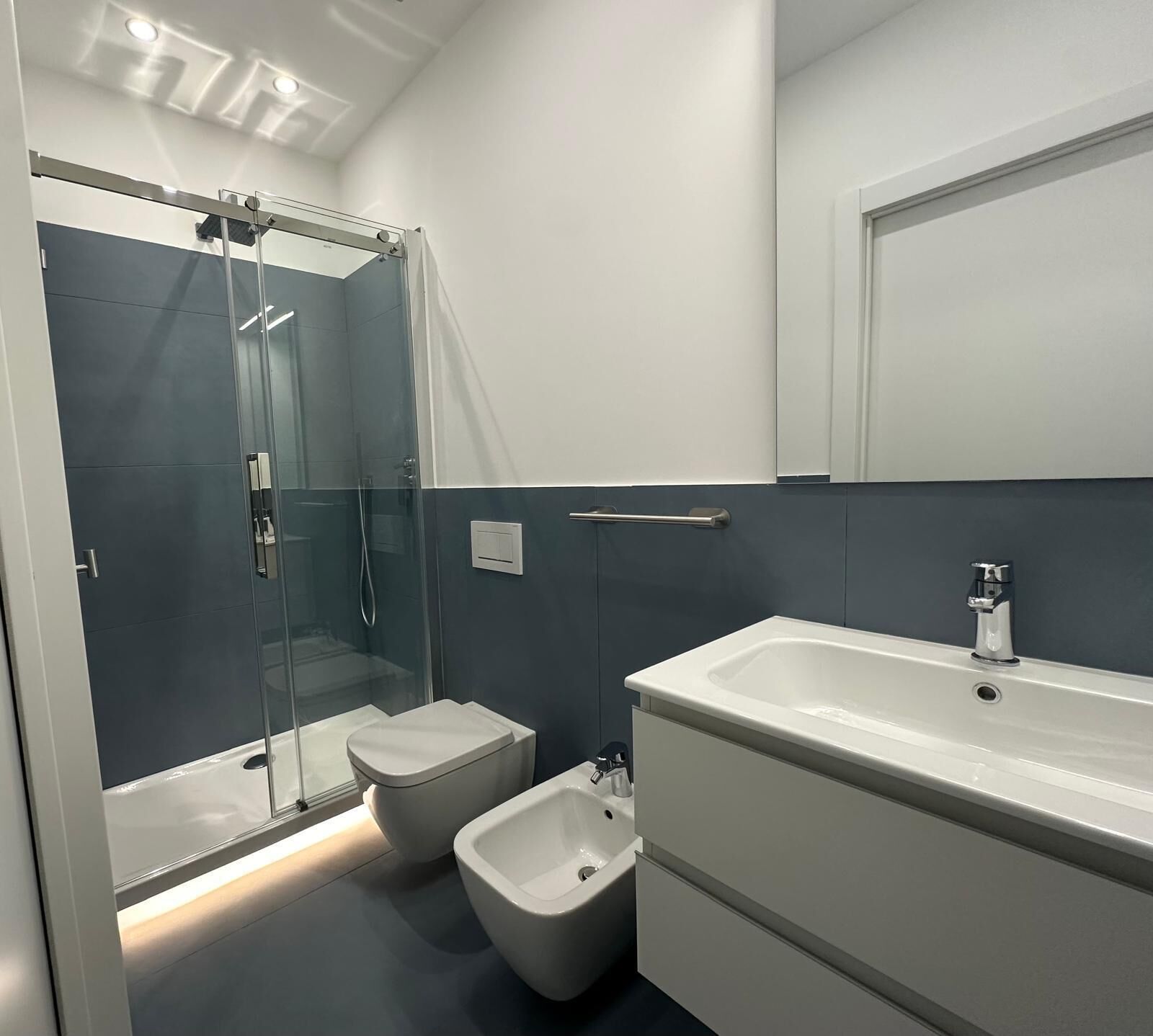 Dusche, Haartrockner, Bidet, Handtücher