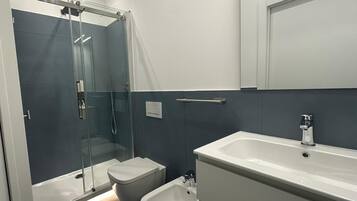 Dusche, Haartrockner, Bidet, Handtücher