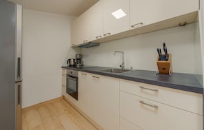 Réfrigérateur, four, plaque de cuisson, cafetière/bouilloire
