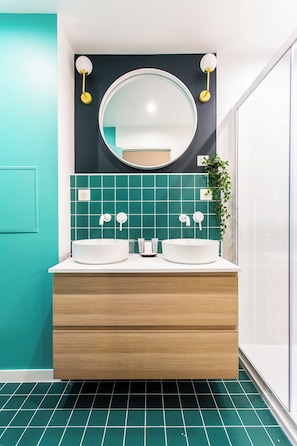 Appartement | Salle de bain | Sèche-cheveux, serviettes fournies, shampoing