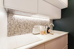 Appartement | Cuisine privée | Réfrigérateur, micro-ondes, four, plaque de cuisson