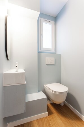 Appartement | Salle de bain | Sèche-cheveux, serviettes fournies, shampoing