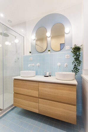 Apartment | Bathroom | Hair dryer, towels, shampoo - Stunning Apartment - 2br/6p - Nation (Paris)