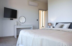 Iron/ironing board, travel crib, free WiFi