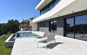 حمّام سباحة مُدفَّأ