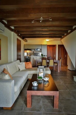Desk, laptop workspace, soundproofing, free WiFi - Evlogia Village by Greek Pride (Nea Skioni)