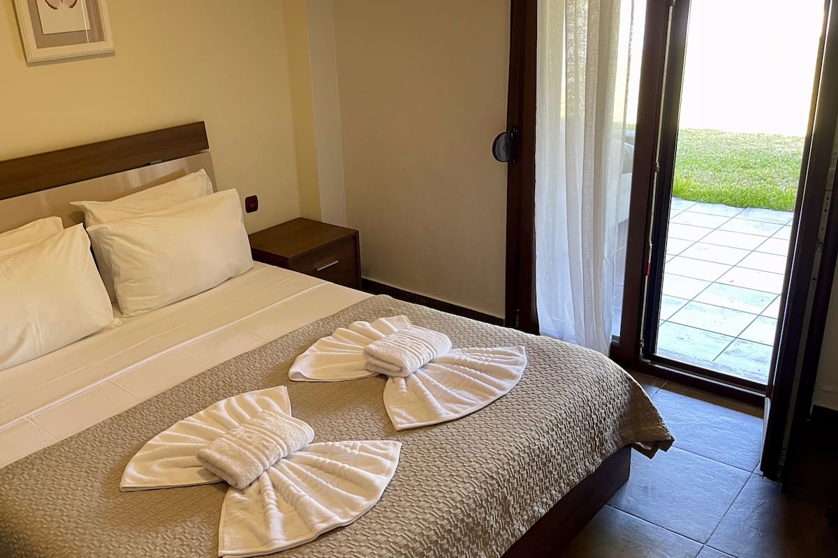 Superior Villa, 2 Bedrooms | Desk, laptop workspace, soundproofing, free WiFi