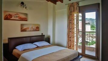 Luxury-Villa, 4 Schlafzimmer | Schreibtisch, laptopgeeigneter Arbeitsplatz, schallisolierte Zimmer