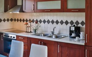 Superior villa, 4 slaapkamers | Privékeuken | Een koelkast, een microgolfoven, een oven, een kookplaat