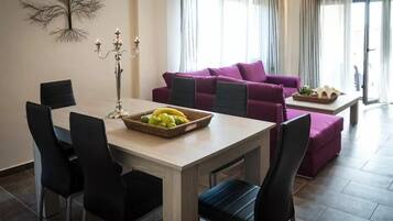 Luxury-Villa, 4 Schlafzimmer | Schreibtisch, laptopgeeigneter Arbeitsplatz, schallisolierte Zimmer