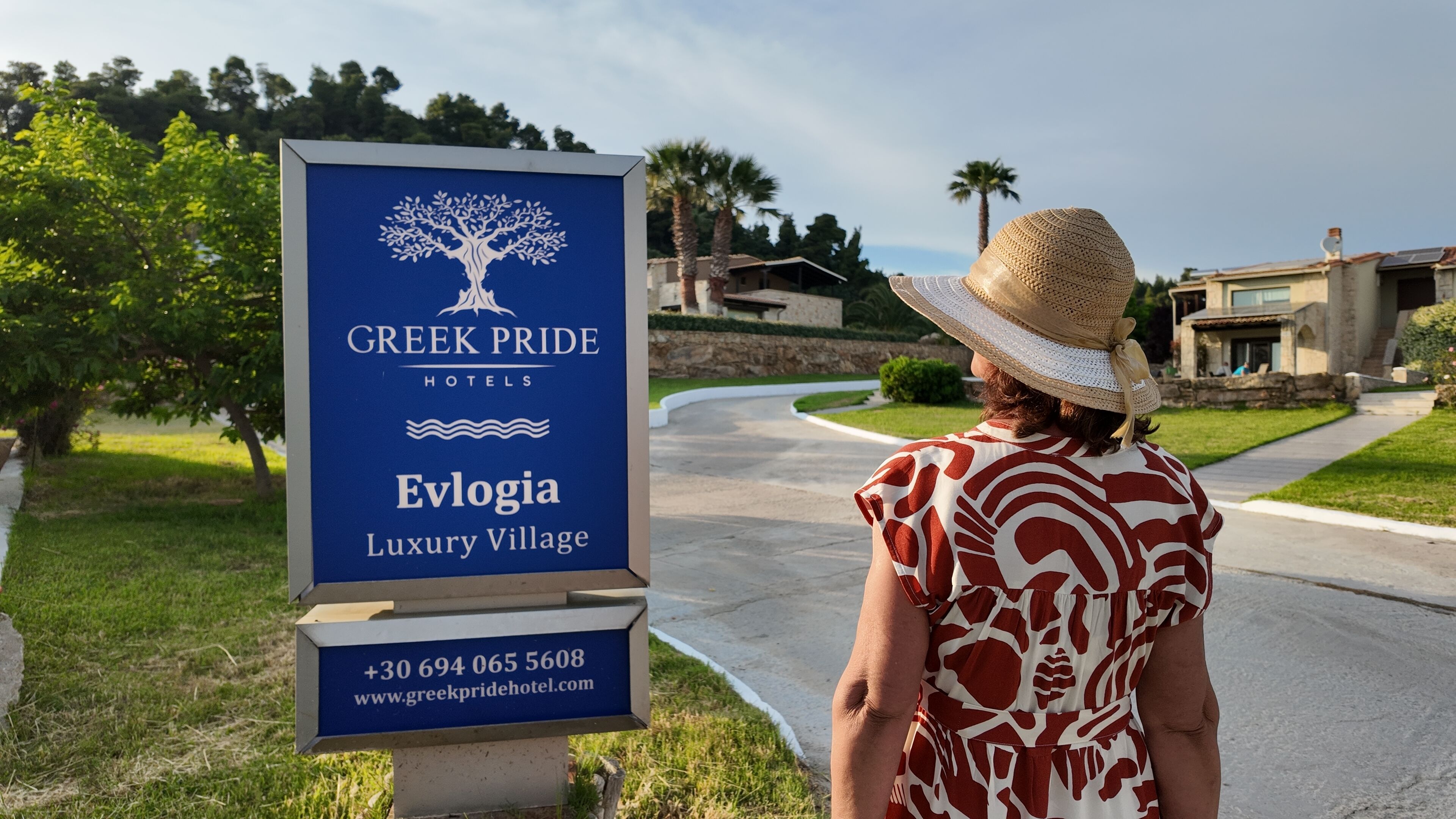 Une enseigne indiquant un hôtel de la chaîne Greek Pride Hotels, et précisant qu’il s’agit d’un établissement de luxe.
