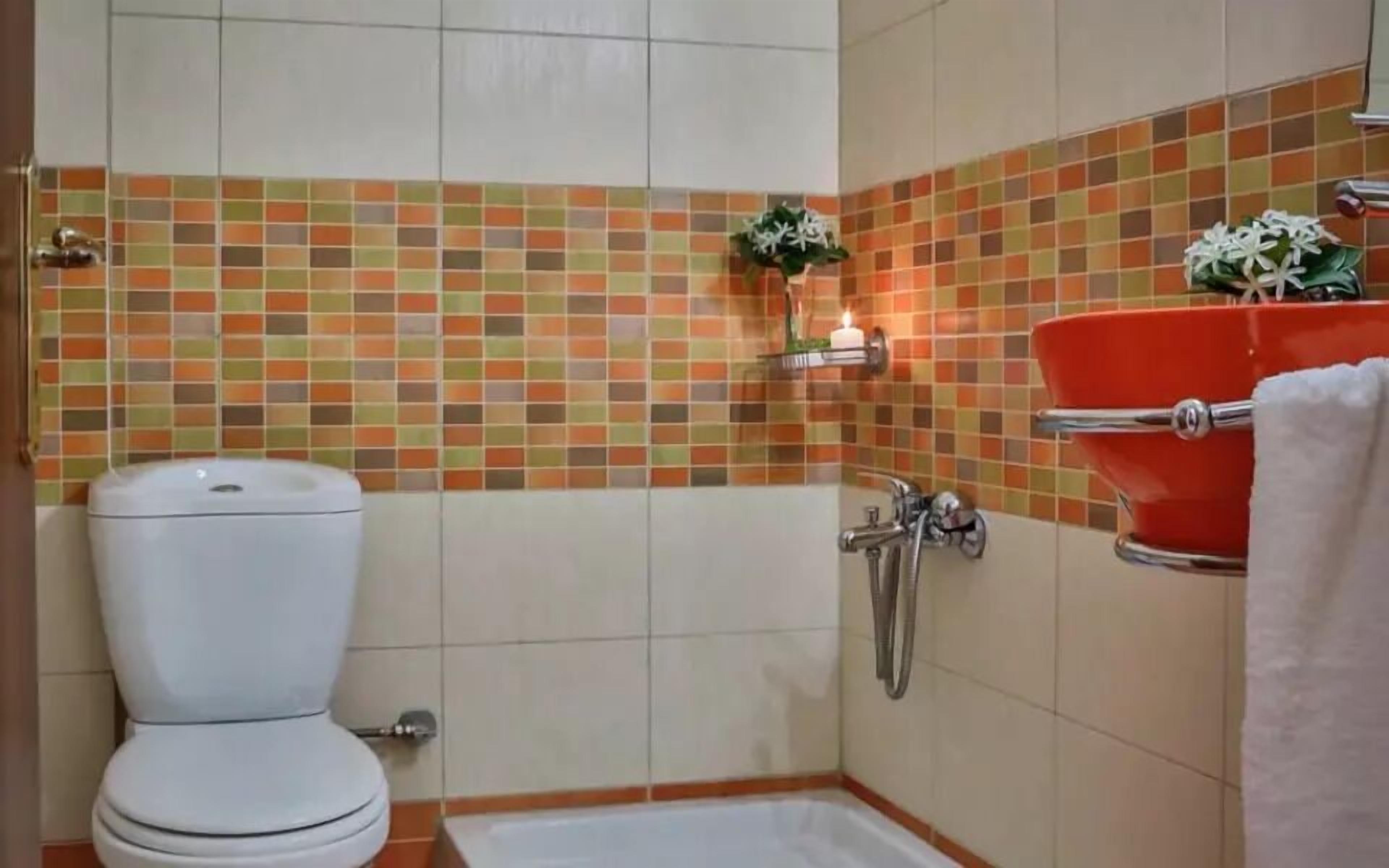 Un baño con inodoro, ducha y bañera.