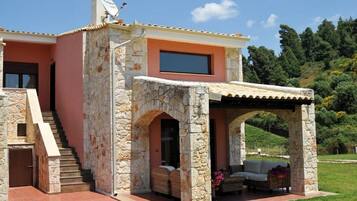 Luxury Villa, 4 Bedrooms | Desk, laptop workspace, soundproofing, free WiFi