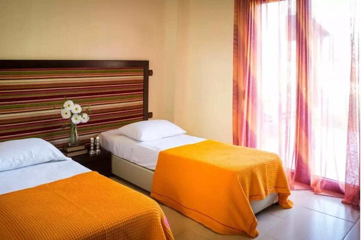 Een bureau, een laptopwerkplek, geluiddichte muren, gratis wifi