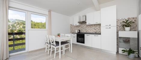 Réfrigérateur, four, lave-vaisselle, cafetière/bouilloire