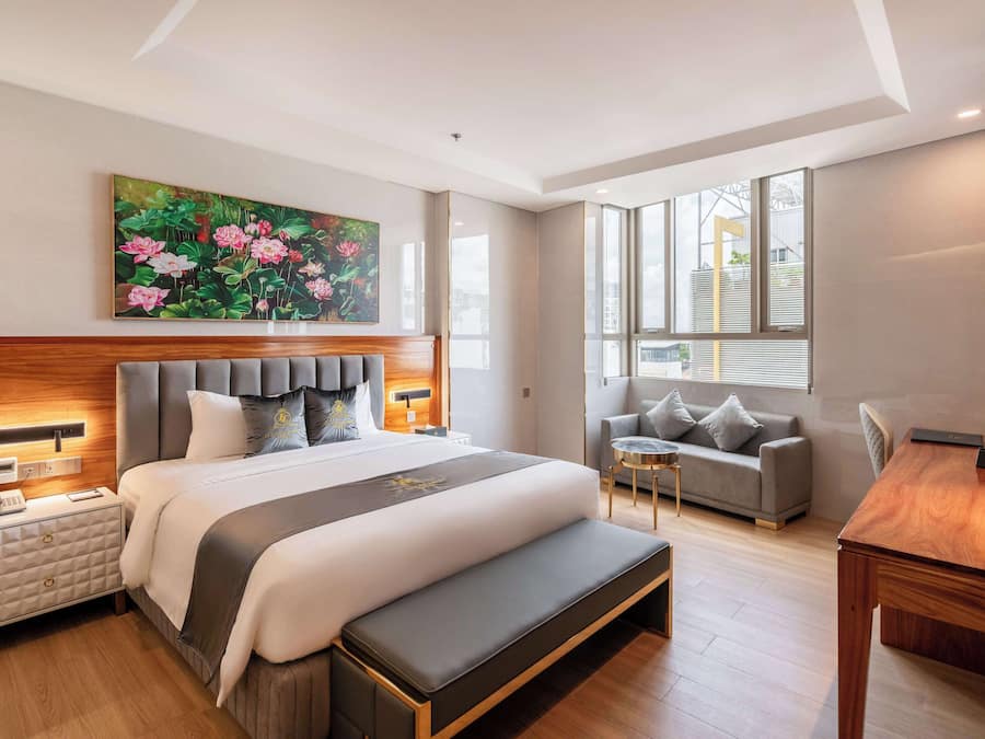 SIGNATURE KING (City View With Bathtub) | Premium bedding, minibar, in-room safe, desk