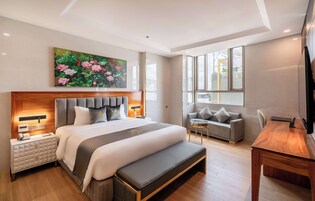 SIGNATURE KING (City View With Bathtub) | Premium bedding, minibar, in-room safe, desk