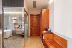 SIGNATURE KING (City View With Bathtub)