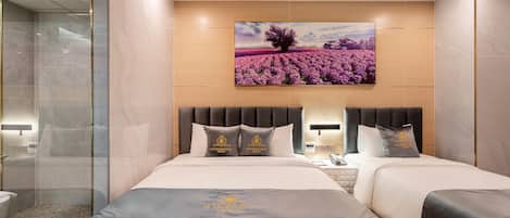 Habitación de hotel con una cama grande, cabecera con panel decorativo, mesita de noche y un cuadro colgado en la pared.