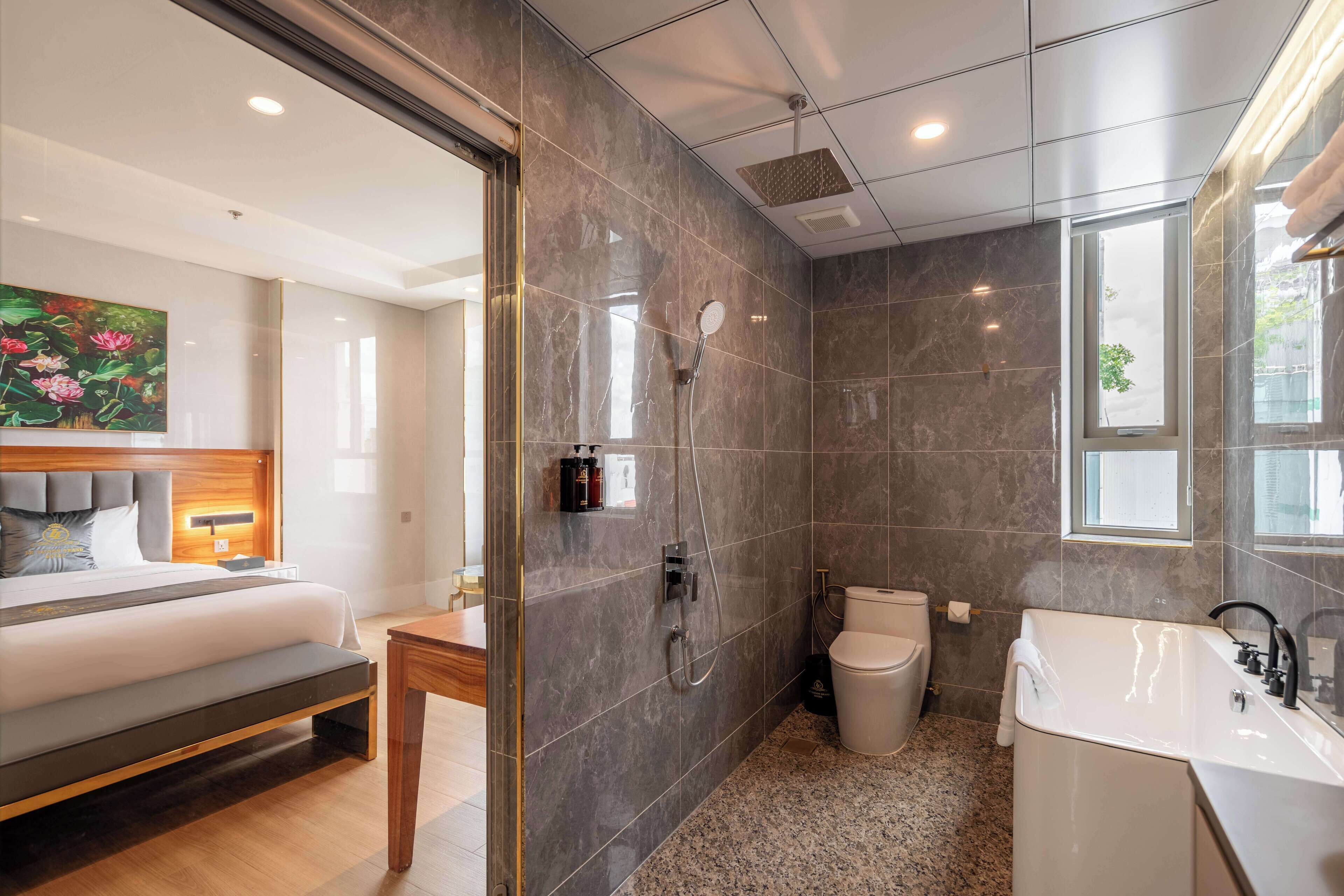 Et moderne badeværelse med bruser, toilet og badekar.