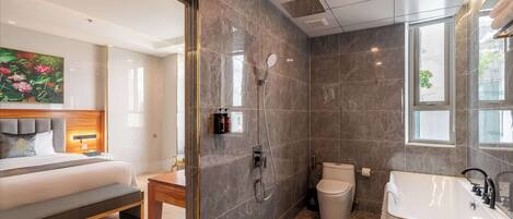 Un baño moderno con ducha, inodoro y bañera.