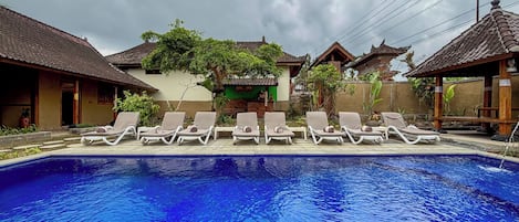 Una piscina al aire libre