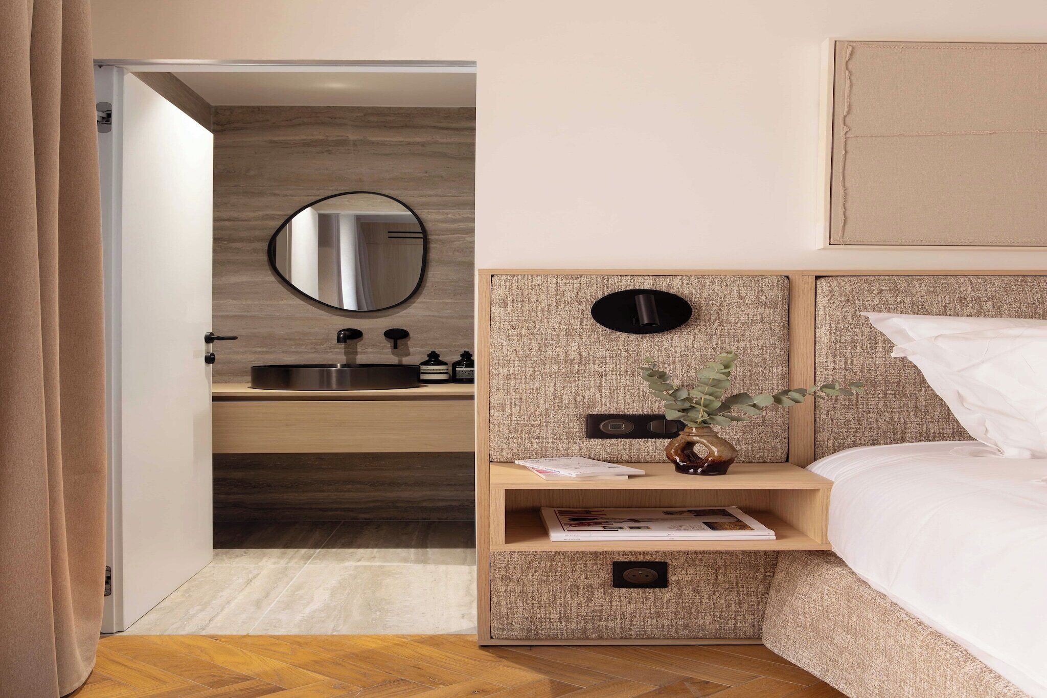 Een bureau, een strijkplank/strijkijzer, gratis wifi, beddengoed