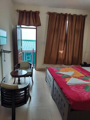 Desk, laptop workspace, free WiFi