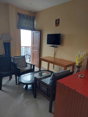 Comfort Room, Balcony, Mountain View | Living area