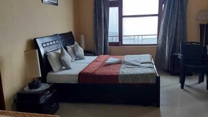 Une chambre à coucher avec un lit, un bureau et une chaise.