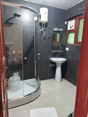 Deluxe kamer, balkon, uitzicht op bergen | Badkamer | Een douche, gratis toiletartikelen, handdoeken, zeep