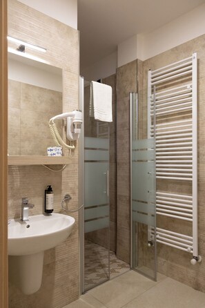Dusche, Haartrockner, Bidet, Handtücher