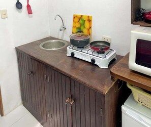 Mikrobølgeovn, kokeplater, brødrister og kjøkkenutstyr