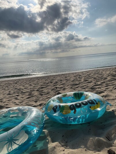 Limited to one pair per day! The entire building is reserved for private use! A luxurious inn designed in a modern Japanese style! You can enjoy your private time in the nature of Amami Oshima with a large projector. ⭐︎