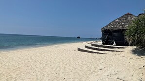 A beach with a thatched-roof hut and a staircase leading to it. - Limited to one pair per day! The entire building is reserved for private use! A luxurious inn designed in a modern Japanese style! You can enjoy your private time in the nature of Amami Oshima with a large projector. ⭐︎ (龍郷町)