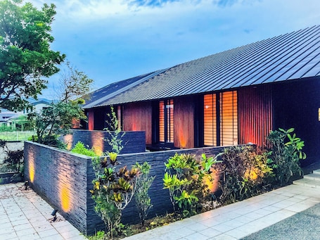 Exterior. Limited to one pair per day! The entire building is reserved for private use! A luxurious inn designed in a modern Japanese style! You can enjoy your private time in the nature of Amami Oshima with a large projector. ⭐︎