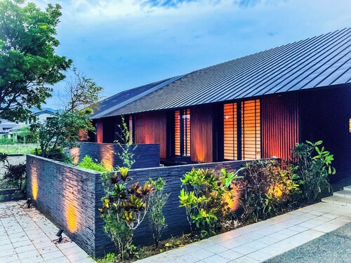 Limited to one pair per day! The entire building is reserved for private use! A luxurious inn designed in a modern Japanese style! You can enjoy your private time in the nature of Amami Oshima with a large projector. ⭐︎