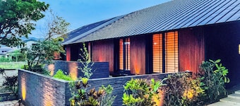 Limited to one pair per day! The entire building is reserved for private use! A luxurious inn designed in a modern Japanese style! You can enjoy your private time in the nature of Amami Oshima with a large projector. ⭐︎